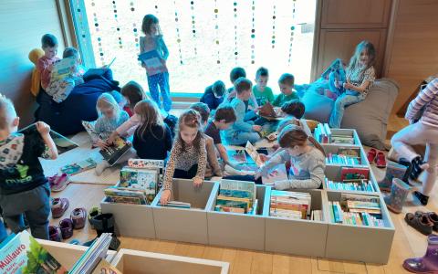 Kinder in der Bücherei