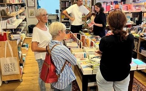 5 Personen stehen vor einem Büchertisch